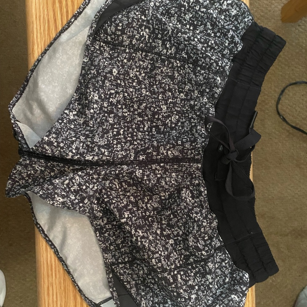 Lululemon hotty hot 2.5 inch